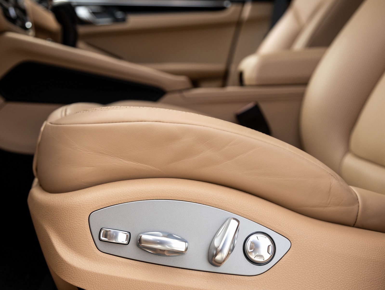 Used 2025 Porsche Macan image 22