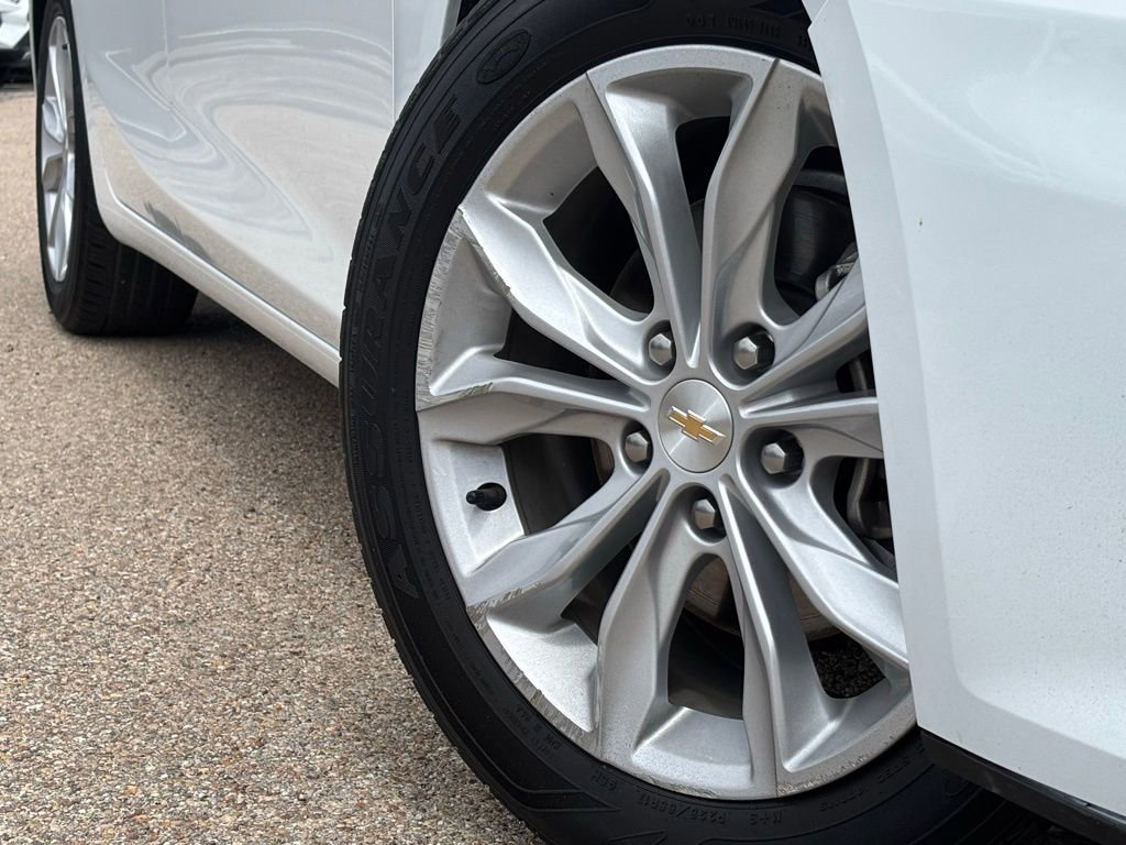 Used 2025 Chevrolet Malibu LT FWD image 2