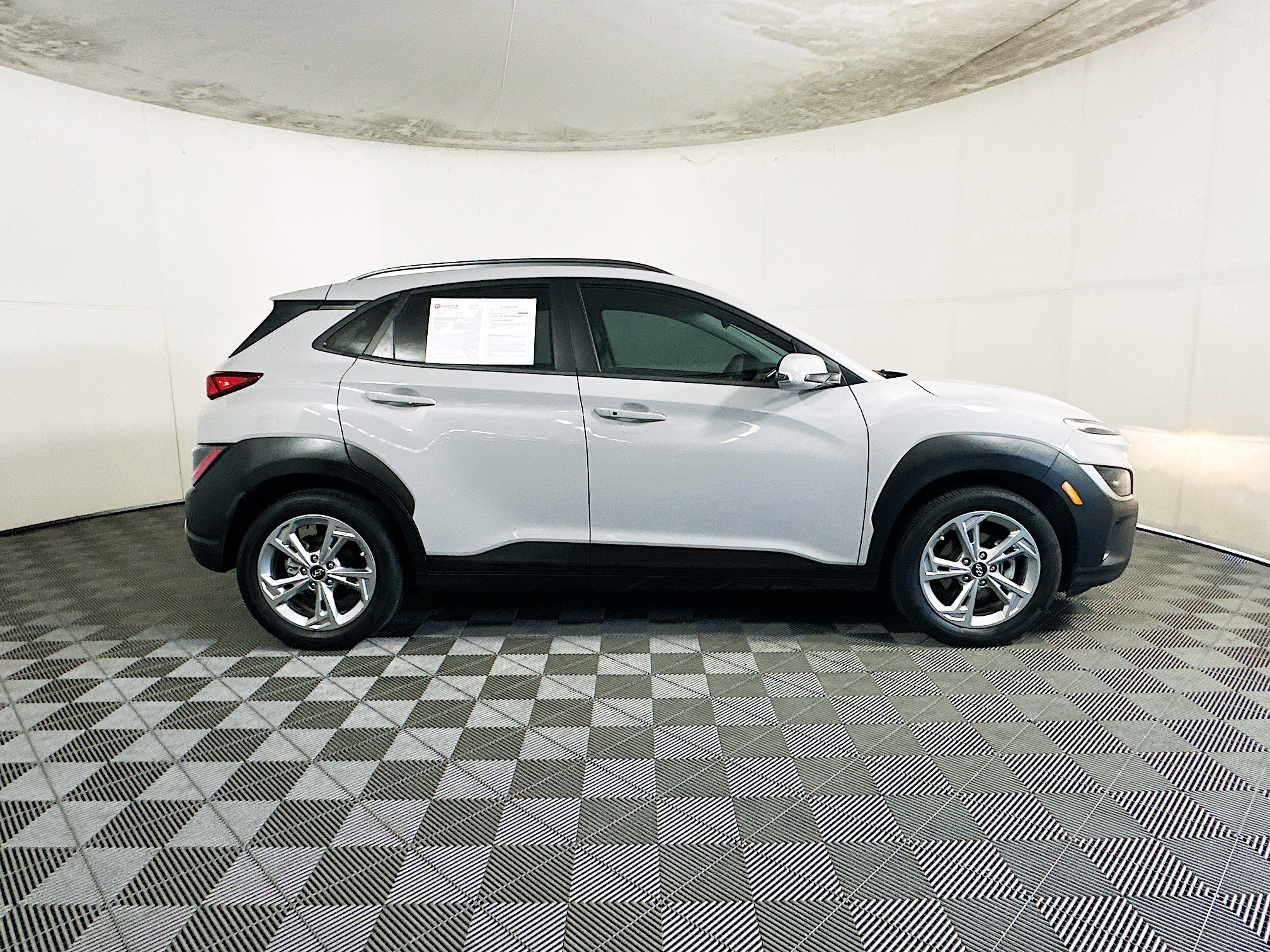 Used 2023 Hyundai Kona SEL FWD image 2
