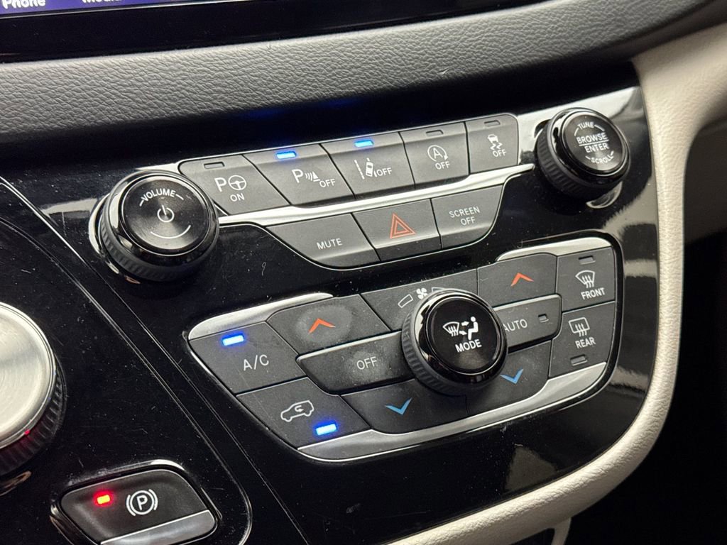 Used 2023 Chrysler Pacifica Touring-L image 21