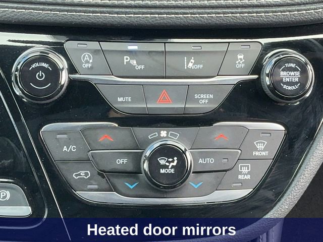 Used 2025 Chrysler Pacifica Limited image 34