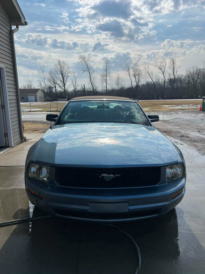 Used 2005 Ford Mustang Convertible image 2