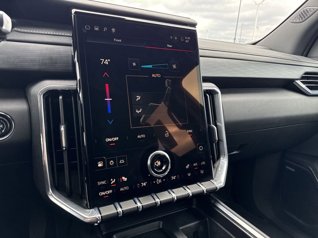 Used 2025 GMC Acadia Elevation image 16