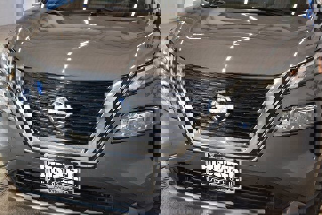 Used 2023 Nissan Rogue SL w/ SL Premium Package image 16