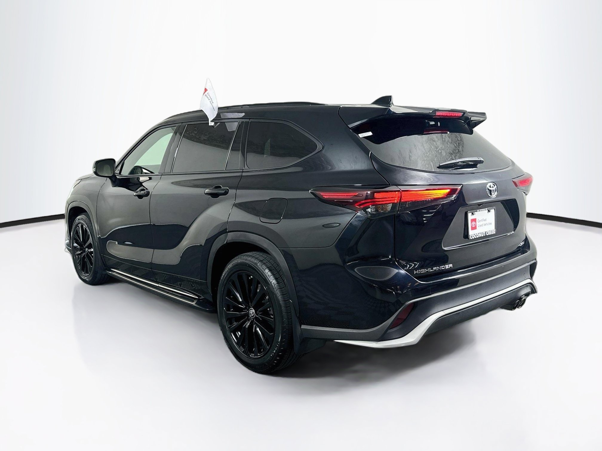 Used 2024 Toyota Highlander XSE FWD image 5