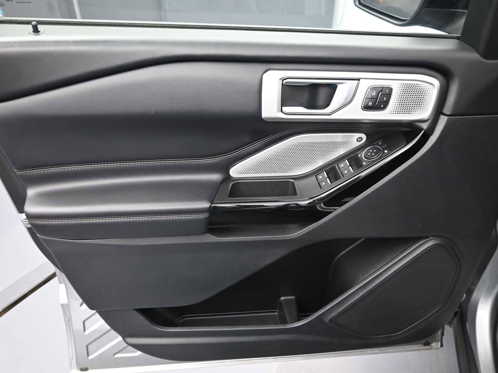 Used 2022 Ford Explorer Platinum w/ Technology Package image 12