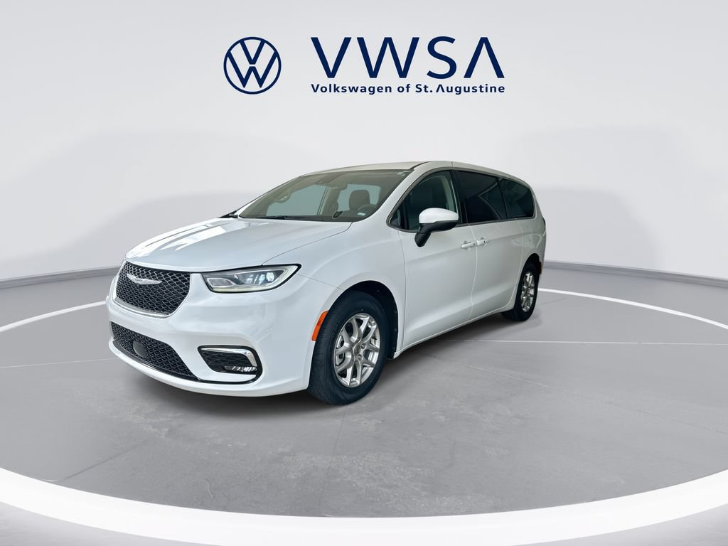 Used 2023 Chrysler Pacifica Touring-L FWD image 3