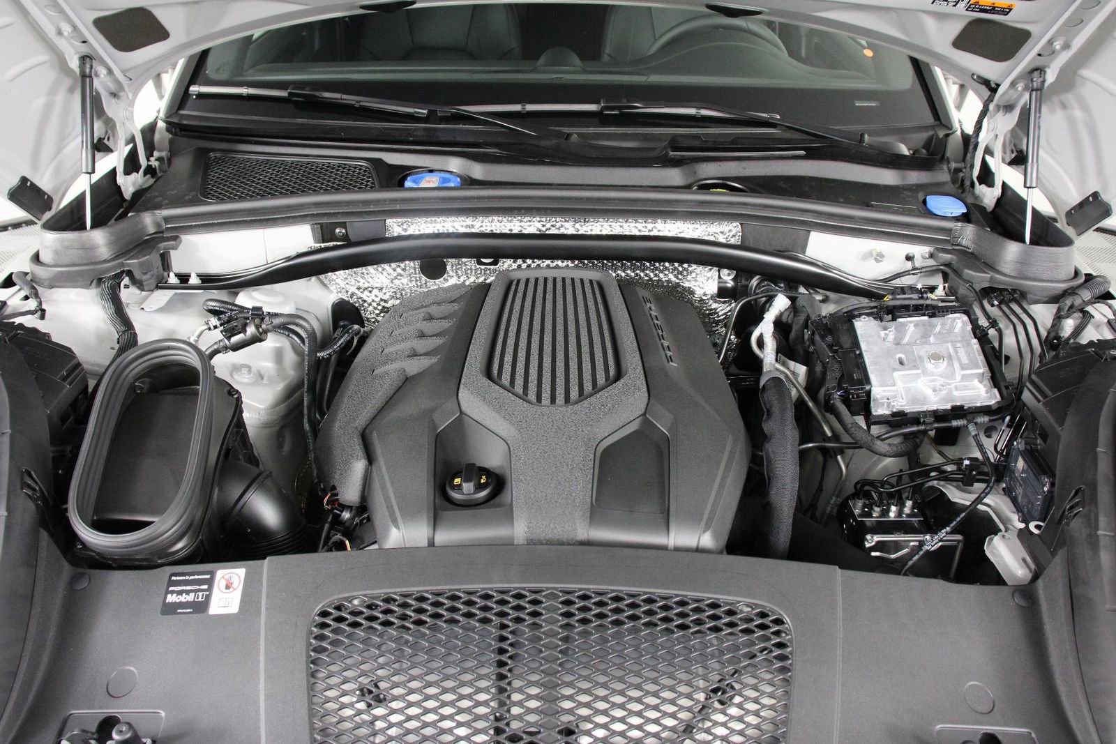 New 2026 Porsche Macan AWD/4WD image 20