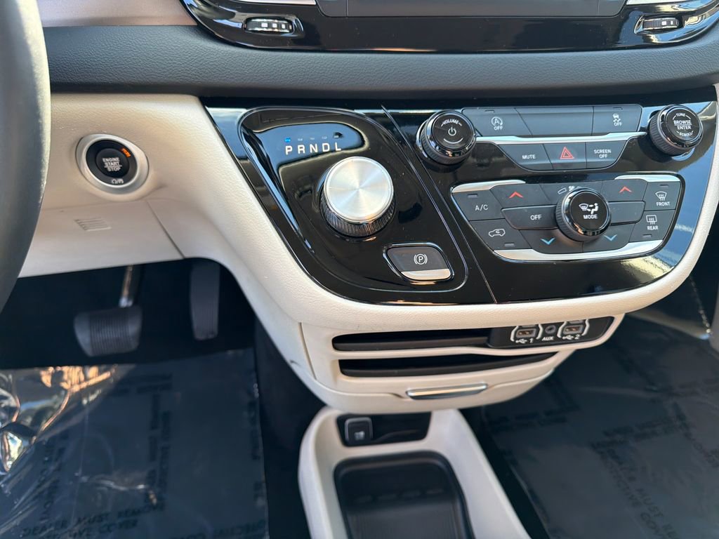 Used 2023 Chrysler Voyager LX image 17