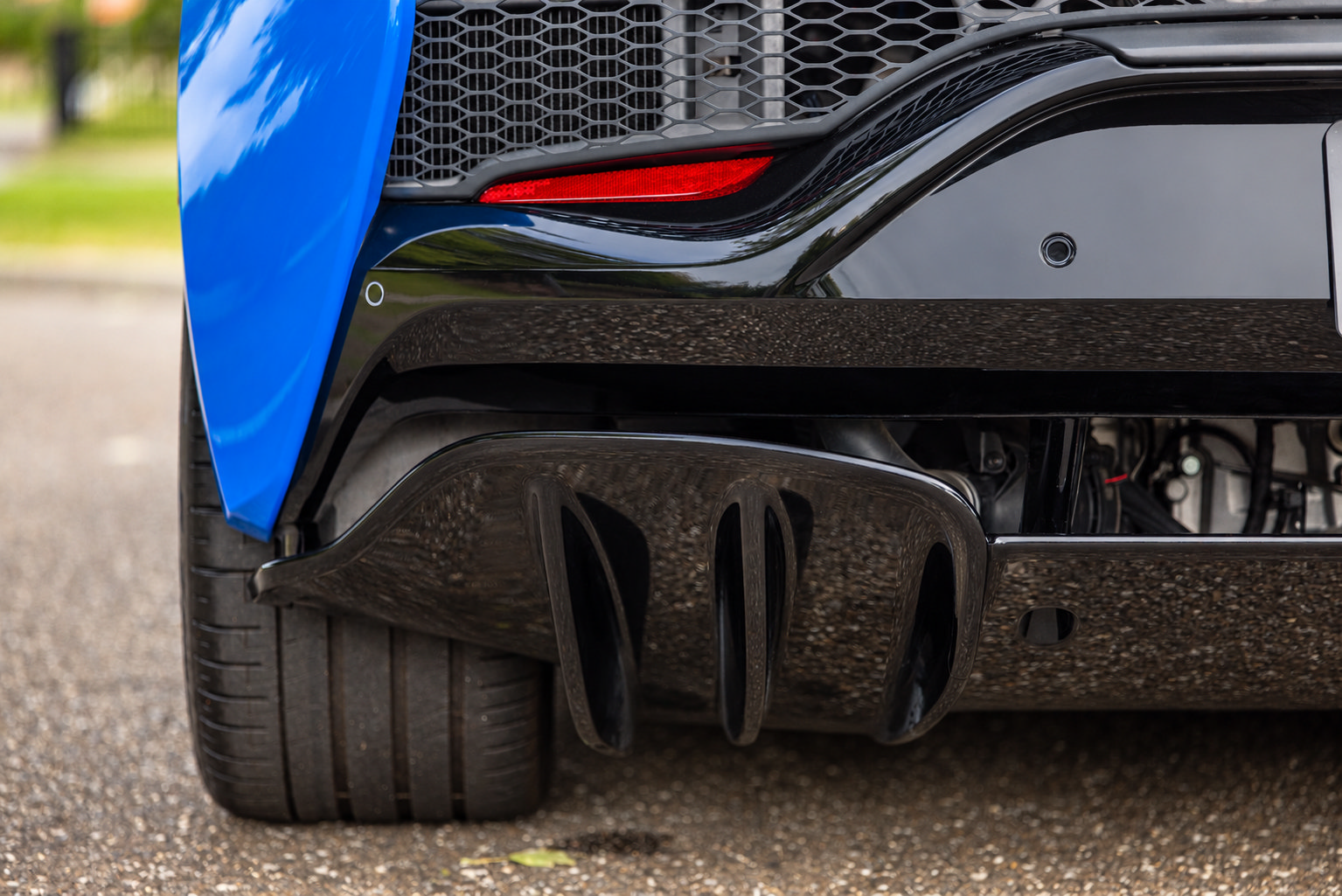 Used 2024 McLaren Artura RWD image 33