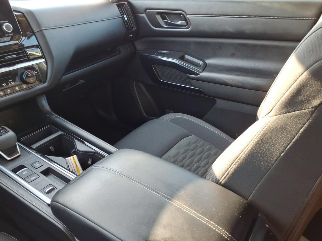Used 2024 Nissan Pathfinder SV FWD image 12