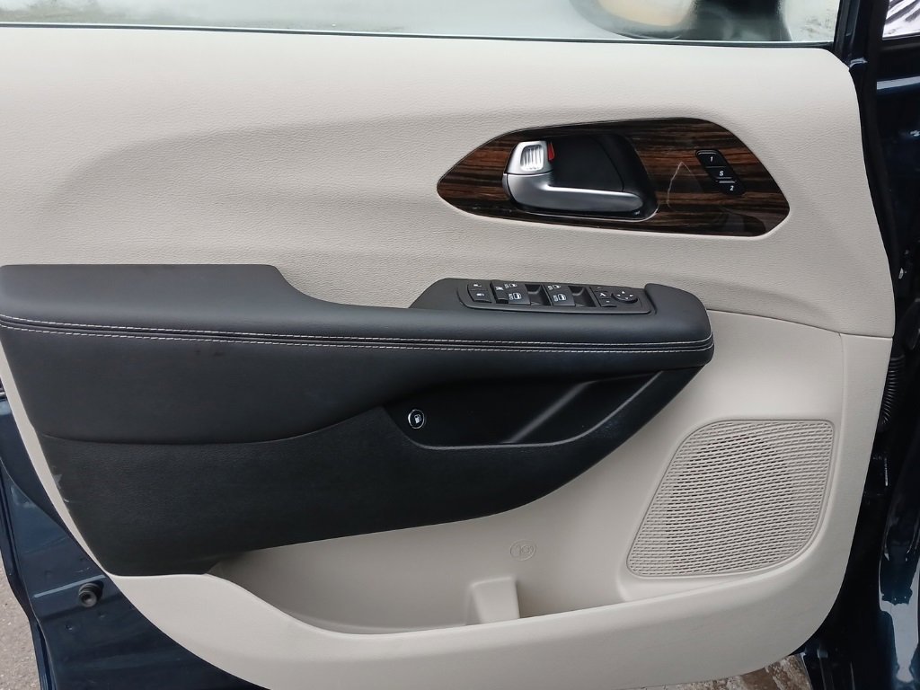 Used 2023 Chrysler Pacifica Limited image 25