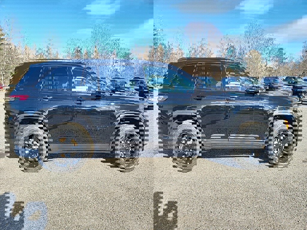 New 2025 Jeep Grand Cherokee Altitude image 4