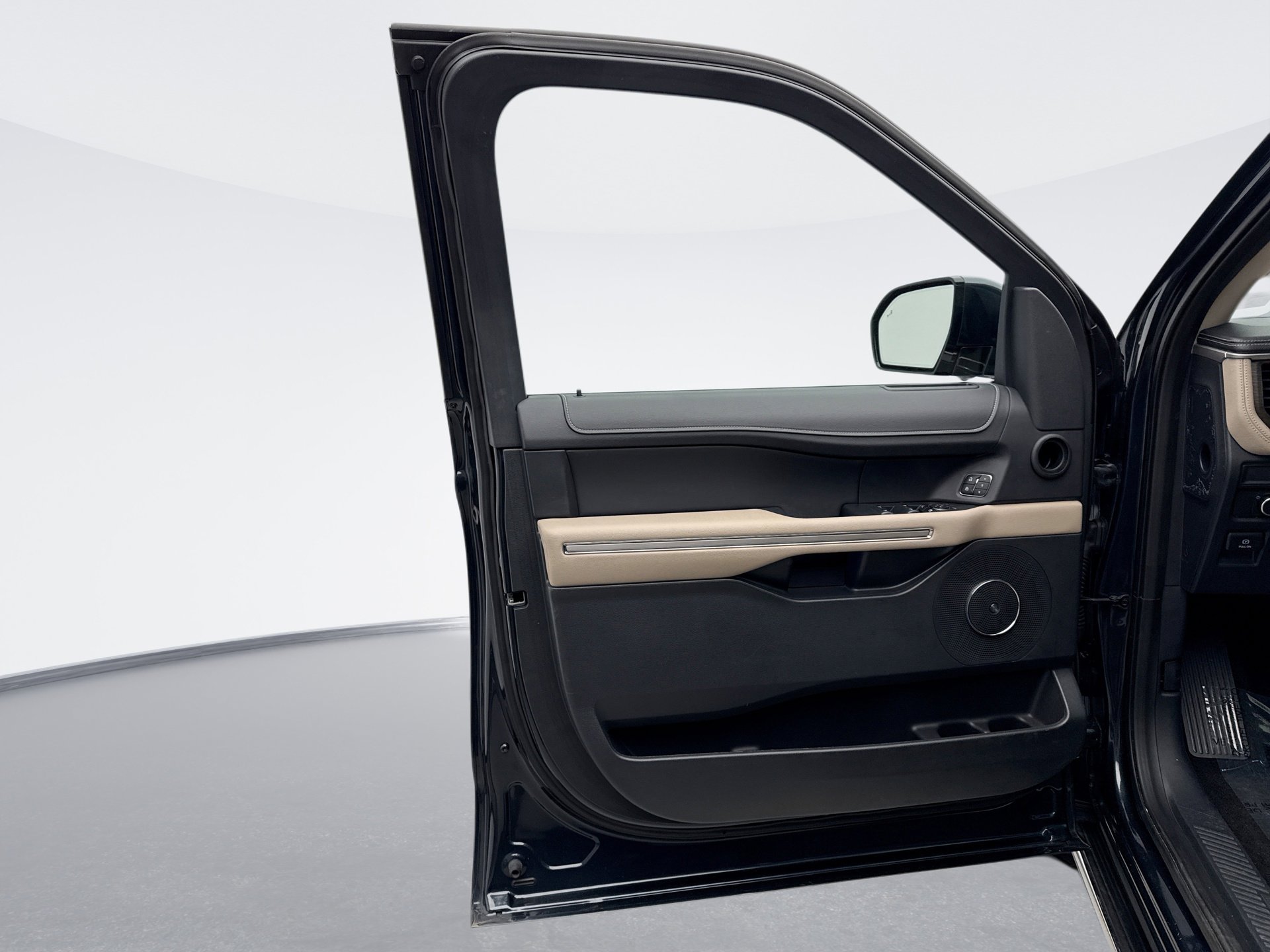 Used 2022 Ford Expedition Limited image 9