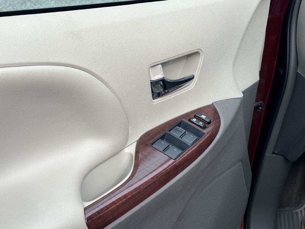 Used 2013 Toyota Sienna XLE w/ Entertainment Pkg FWD image 13