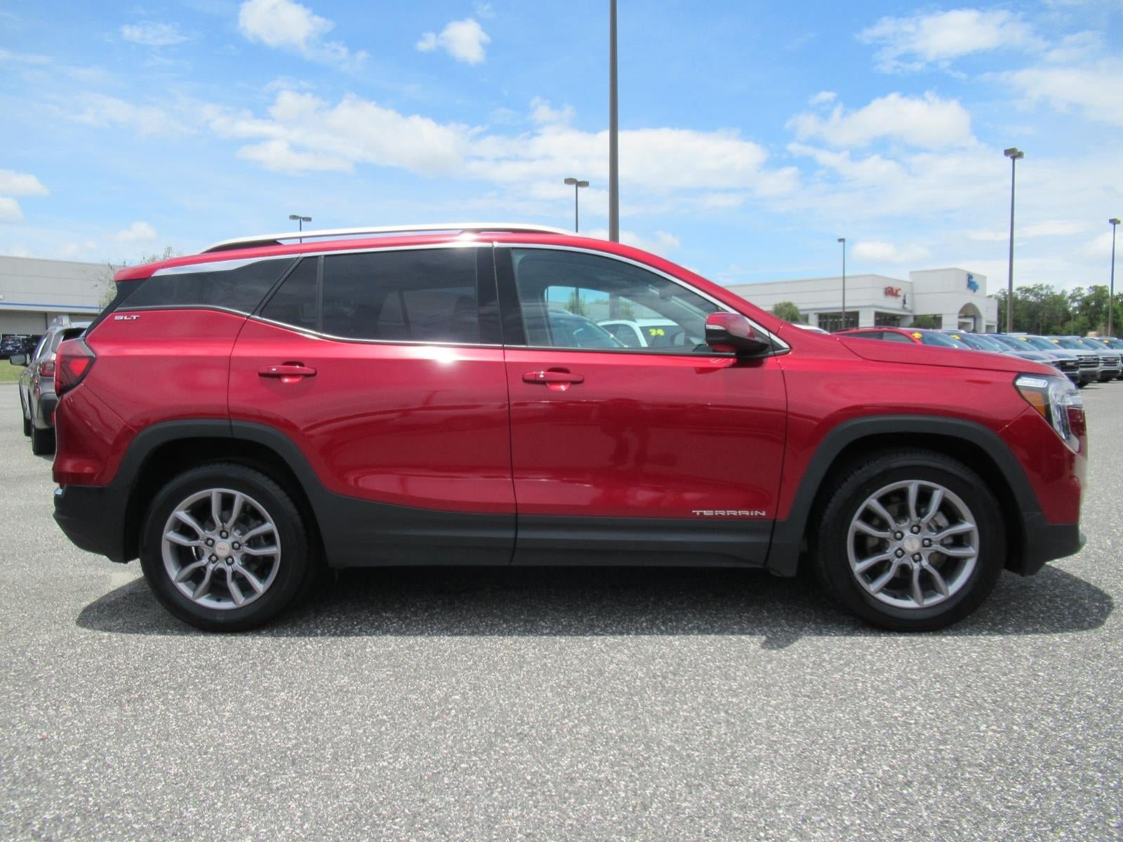 Used 2022 GMC Terrain SLT FWD image 2
