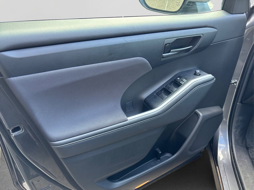 Used 2023 Toyota Highlander LE image 23