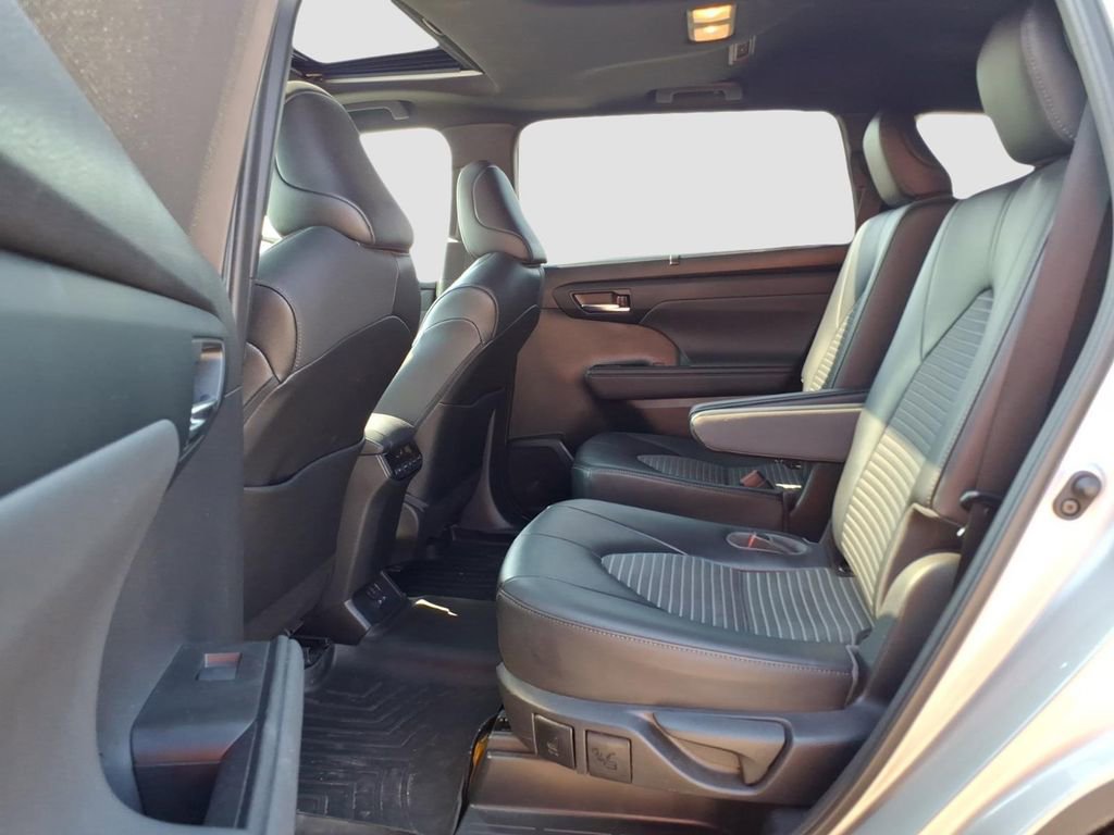 Used 2022 Toyota Highlander XSE image 18