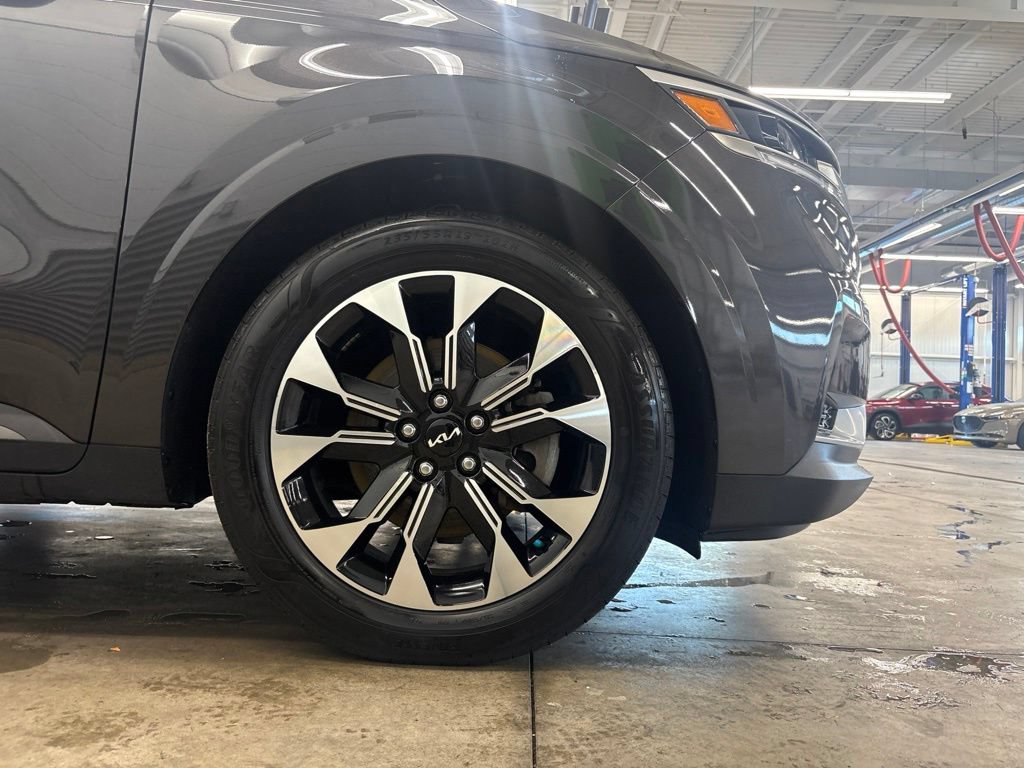 Certified 2024 Kia Carnival EX FWD image 30