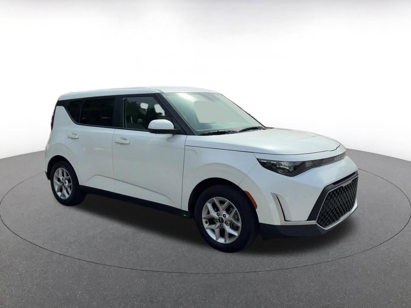 Used 2025 Kia Soul LX w/ LX Technology Package FWD image 2