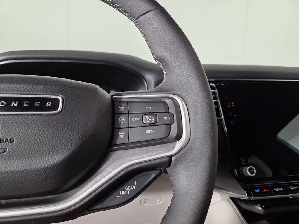 Certified 2025 Jeep Wagoneer 4WD image 18