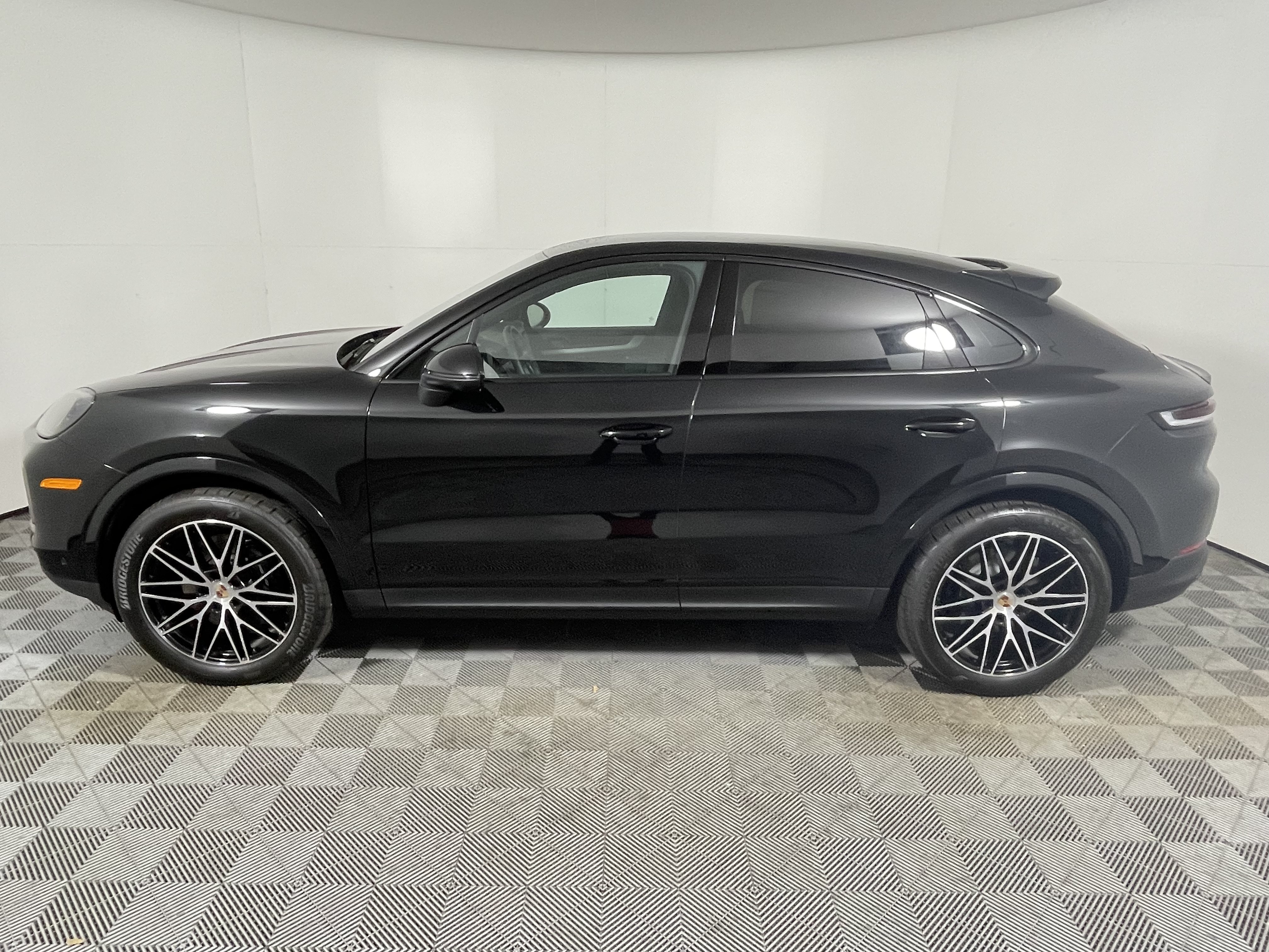Used 2025 Porsche Cayenne Coupe AWD/4WD image 2