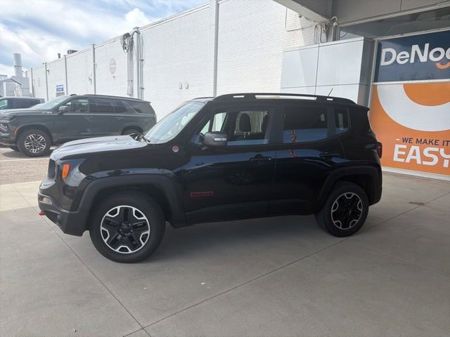 Used 2017 Jeep Renegade Trailhawk AWD/4WD image 2