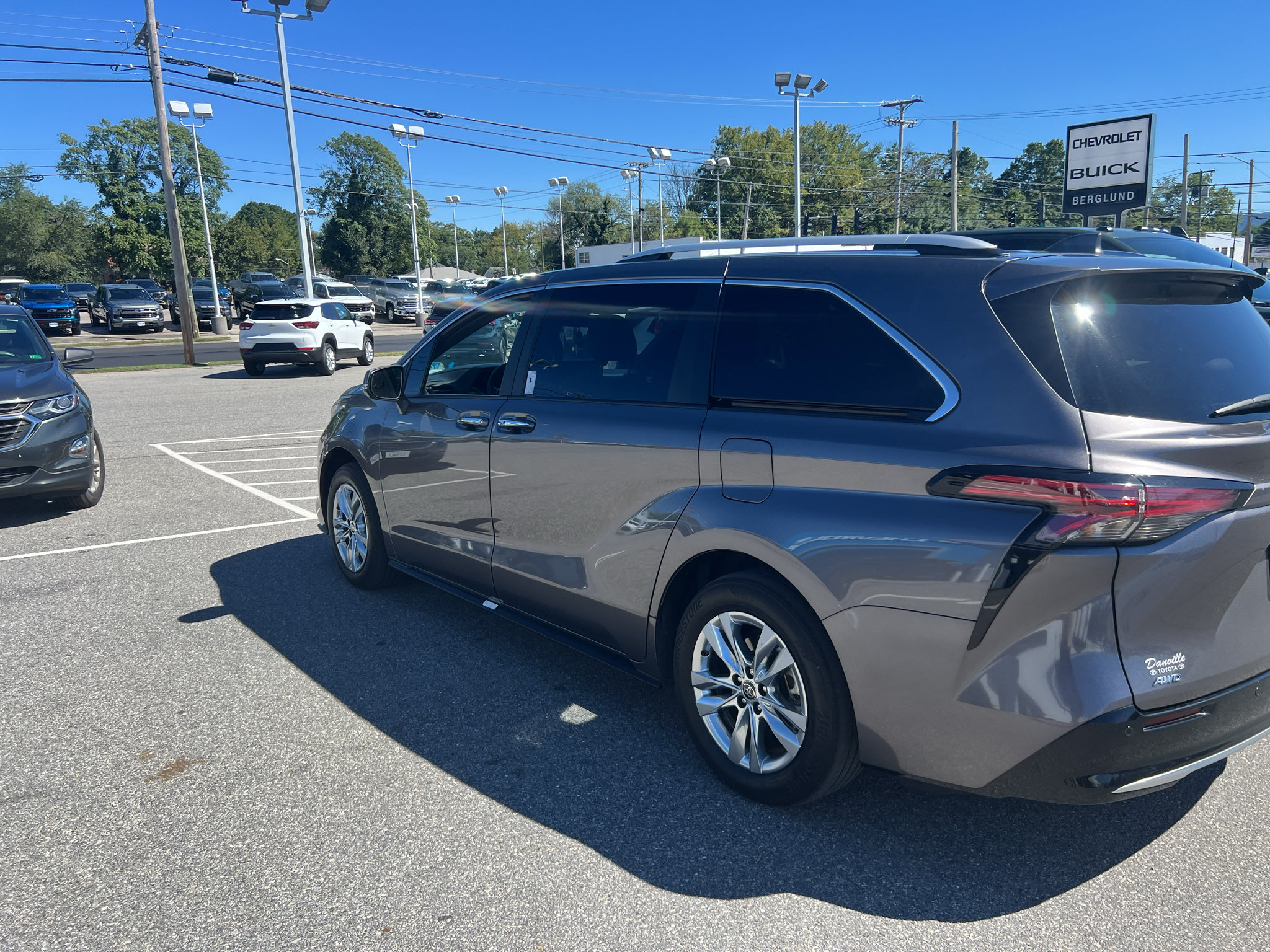 Used 2024 Toyota Sienna Limited AWD/4WD image 6