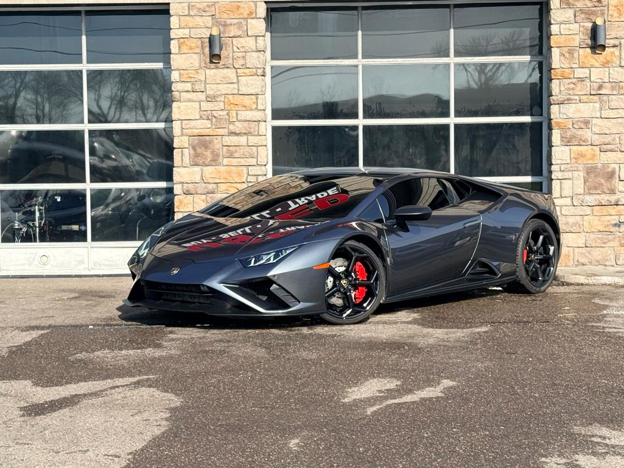 Used 2021 Lamborghini Huracan EVO image 2