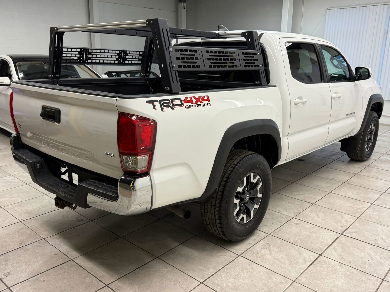 Used 2017 Toyota Tacoma TRD Off-Road w/ Tow Package (A/T) image 9