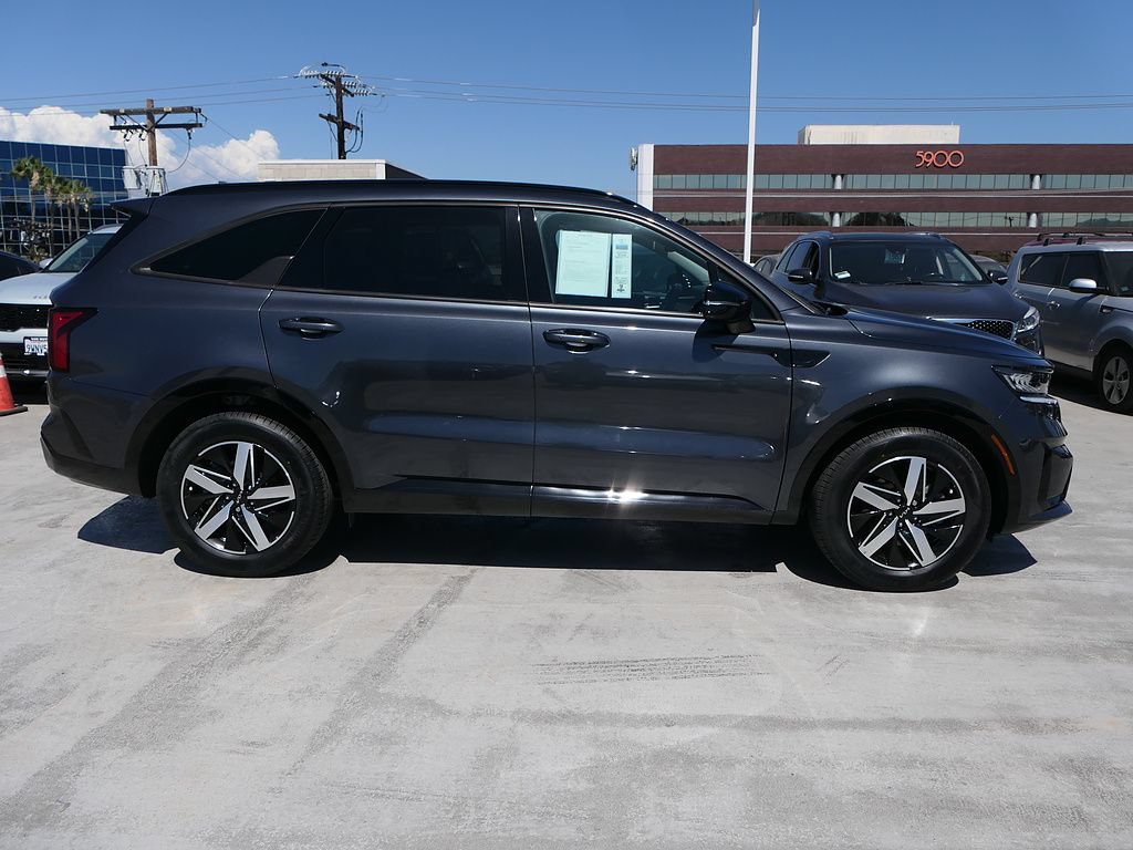 Used 2023 Kia Sorento EX w/ Panoramic Sunroof Package FWD image 2