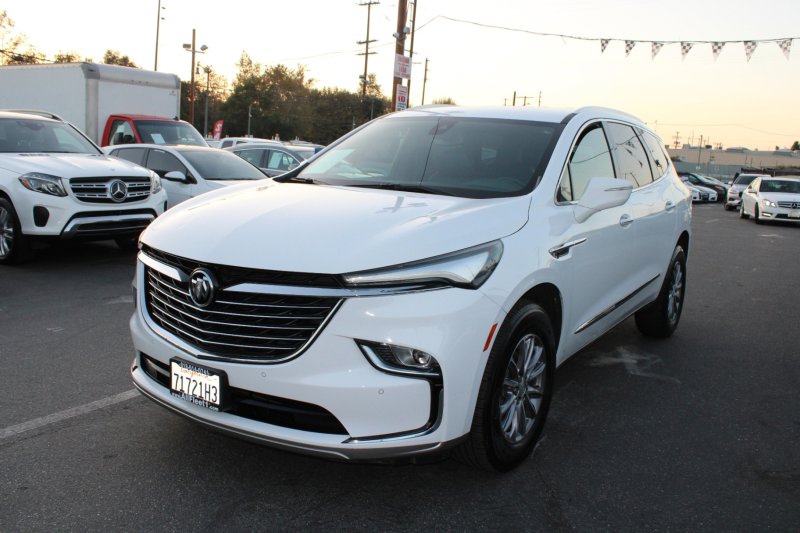 Used 2022 Buick Enclave Essence image 3