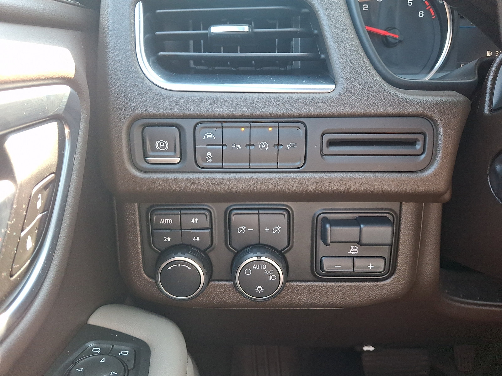 Used 2021 Chevrolet Tahoe LT w/ LT Signature Package AWD/4WD image 23