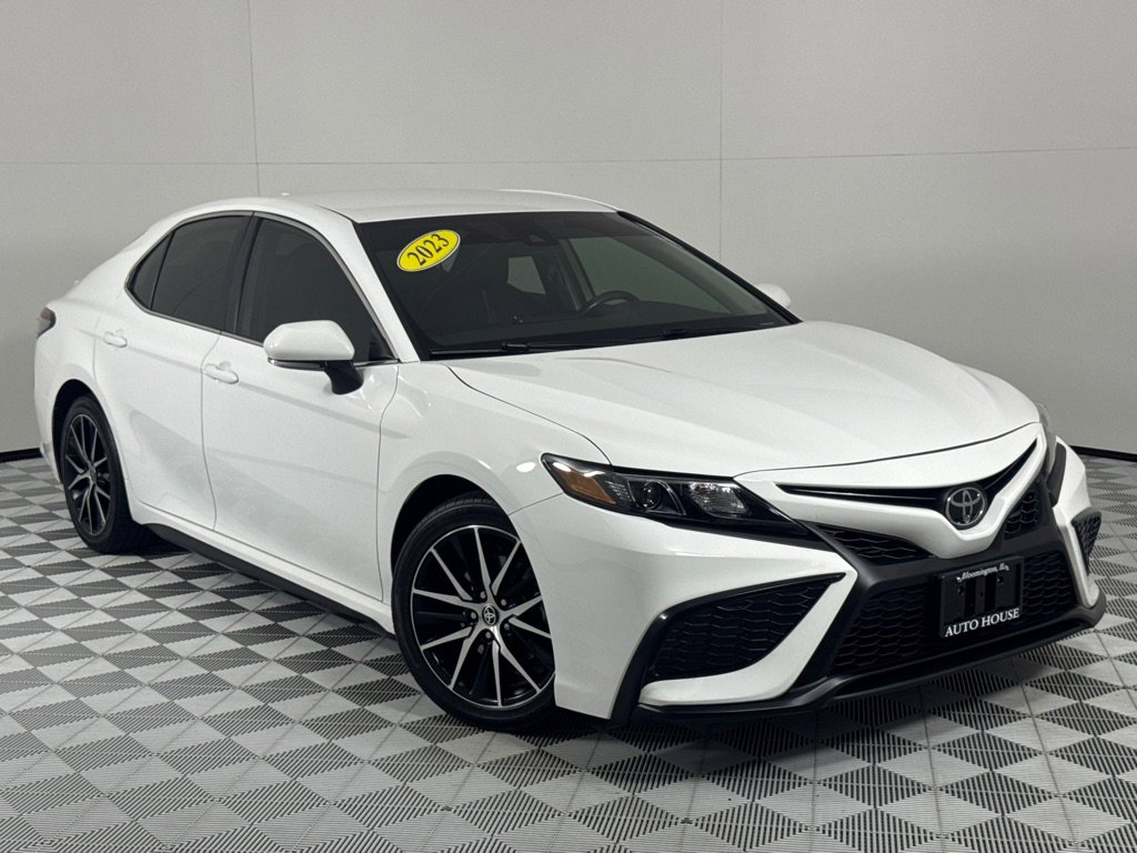 Used 2023 Toyota Camry SE image 2