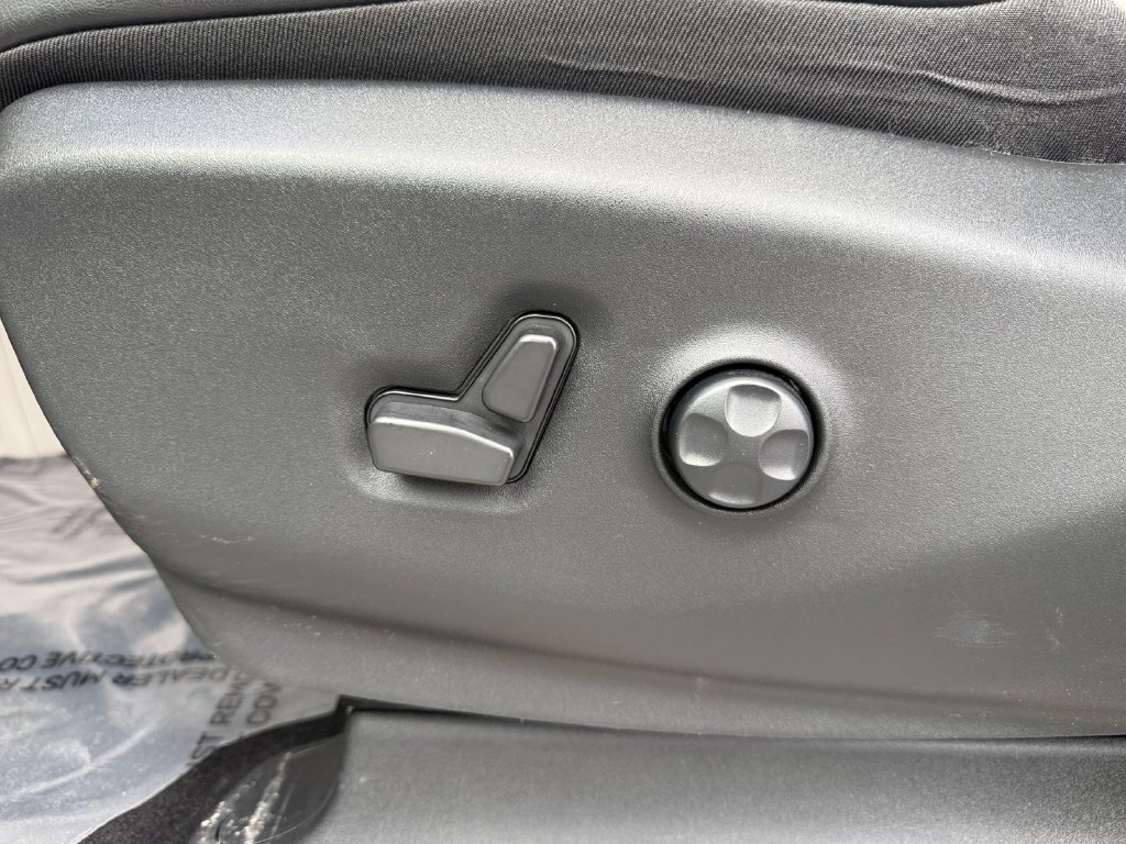 Used 2023 Chrysler Pacifica Limited w/ Uconnect Theater Family Group FWD image 35