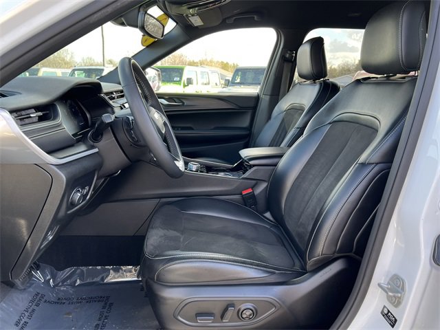 Used 2023 Jeep Grand Cherokee L Laredo image 3