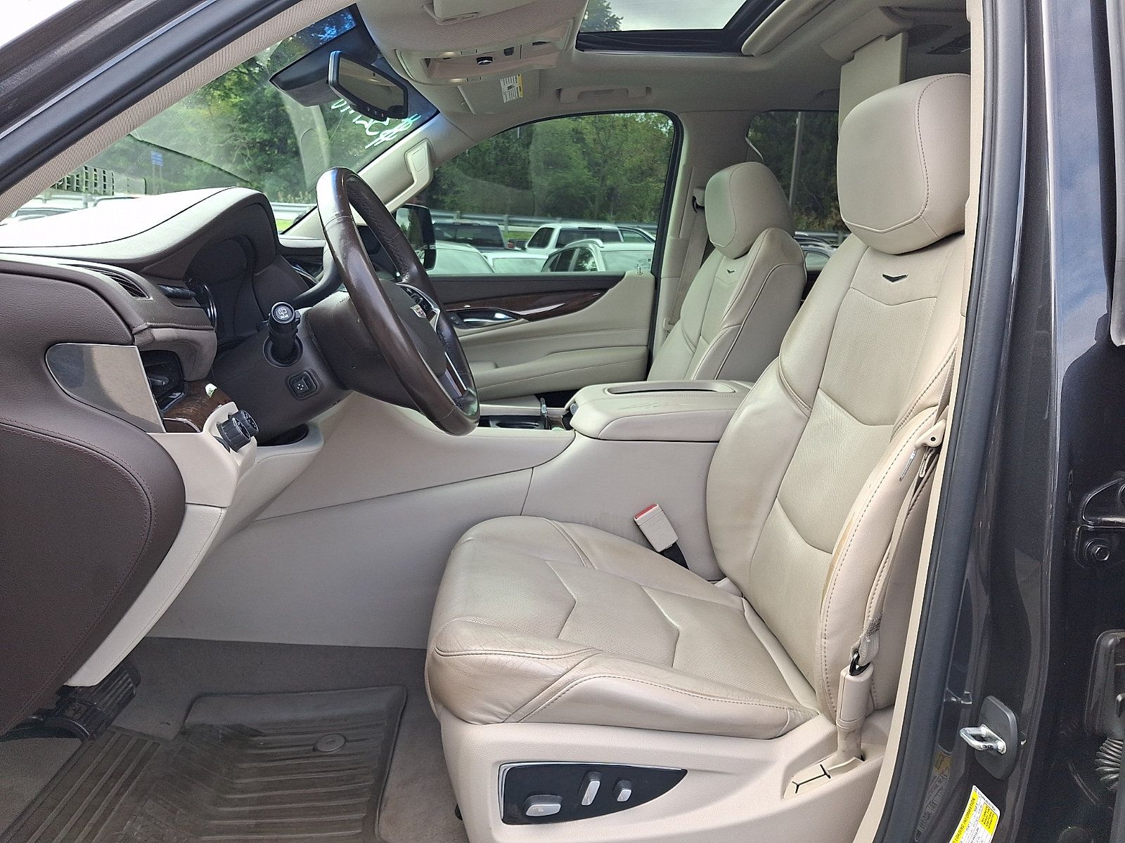 Used 2016 Cadillac Escalade Luxury AWD/4WD image 16