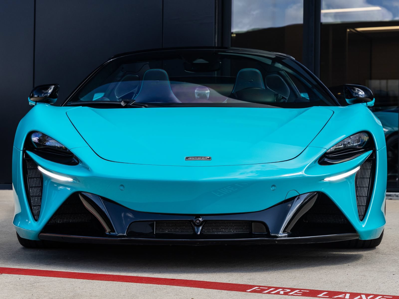 Used 2025 McLaren Artura Spider RWD image 5