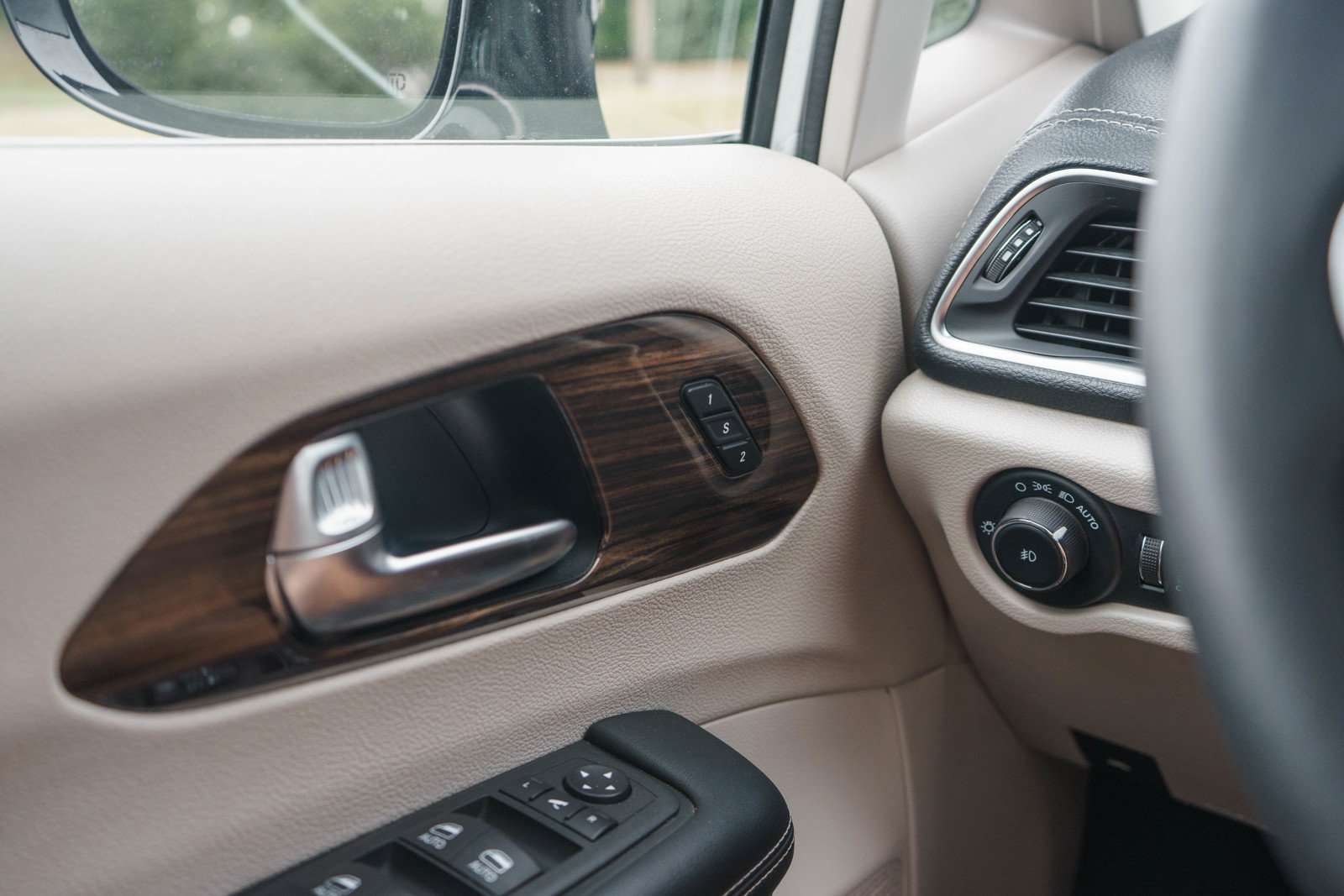 Used 2023 Chrysler Pacifica Limited FWD image 26
