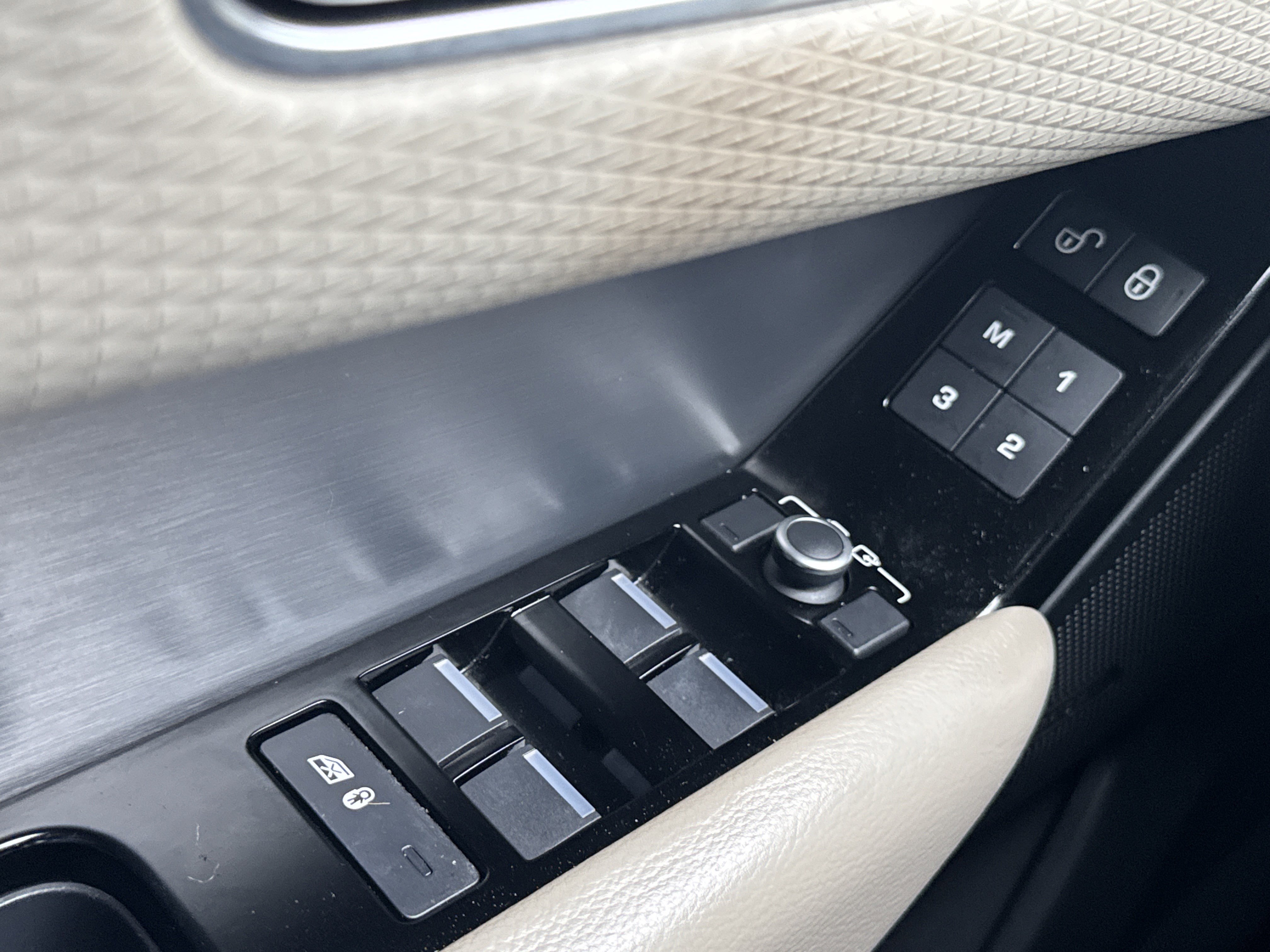 Used 2020 Land Rover Range Rover Velar R-Dynamic S image 21