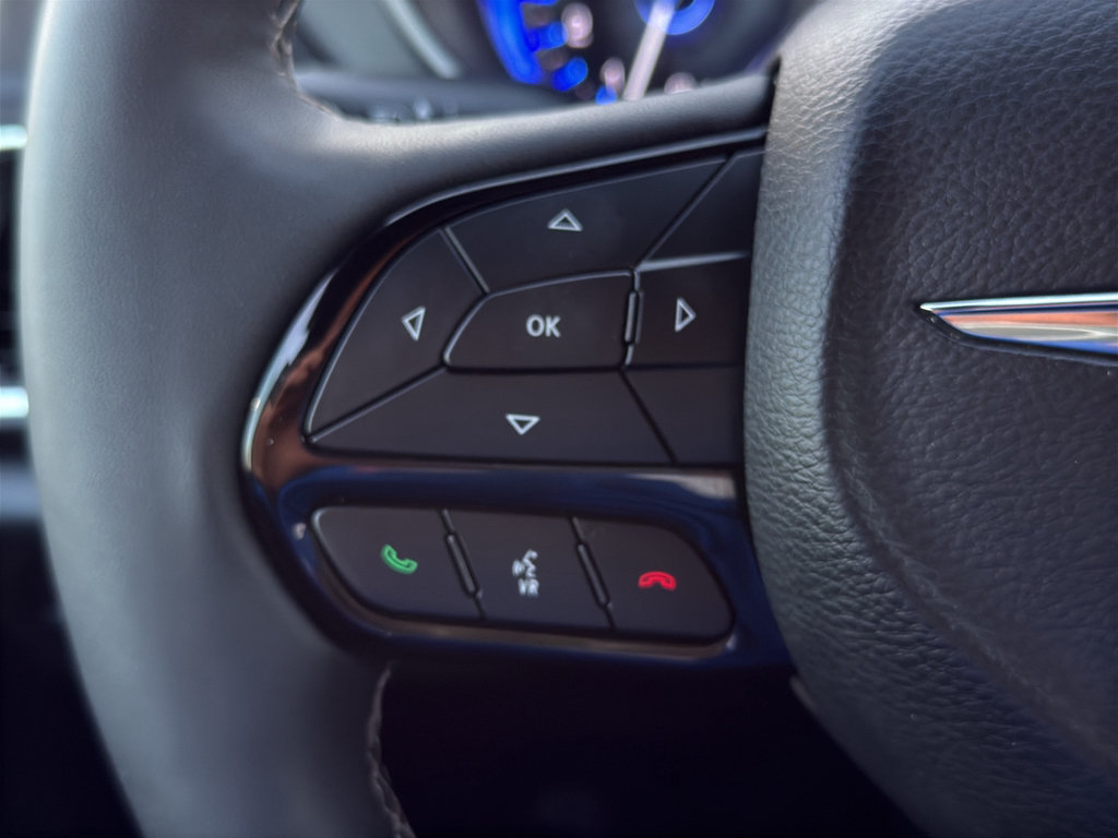 Used 2025 Chrysler Pacifica Limited FWD image 19