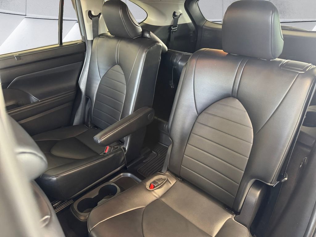 Used 2022 Toyota Highlander XLE image 18