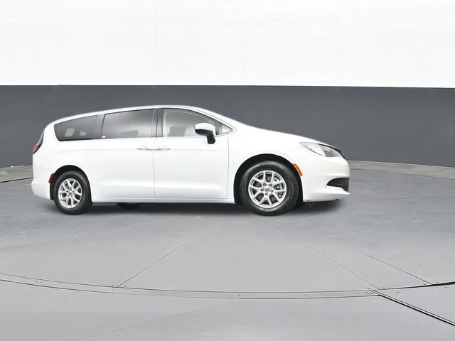 Used 2022 Chrysler Voyager LX image 51