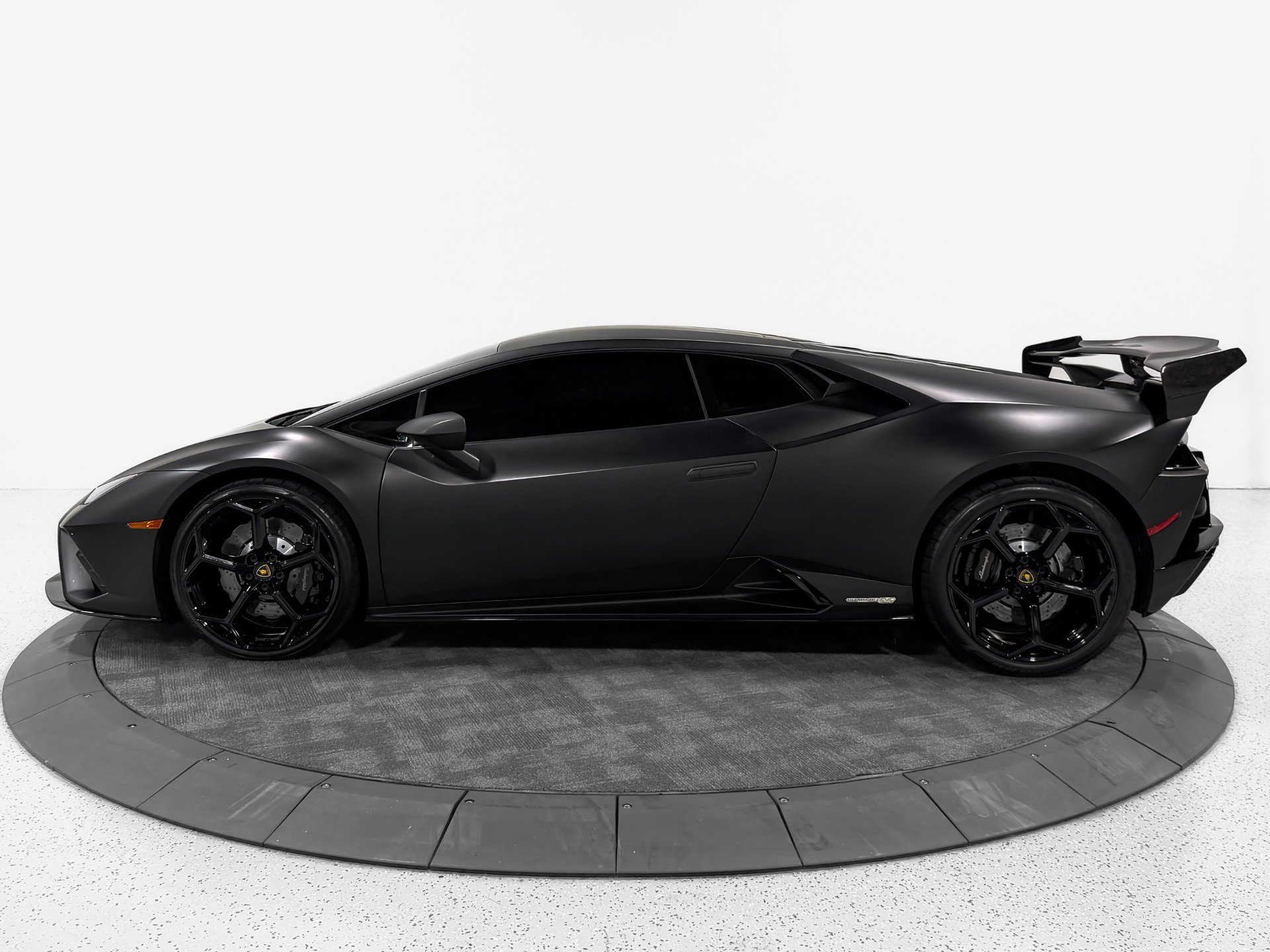 Used 2021 Lamborghini Huracan EVO RWD image 3