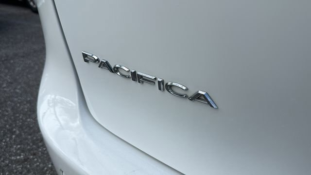 Used 2024 Chrysler Pacifica Touring-L image 7