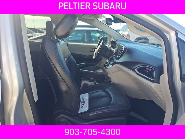 Used 2024 Chrysler Pacifica Touring-L FWD image 7