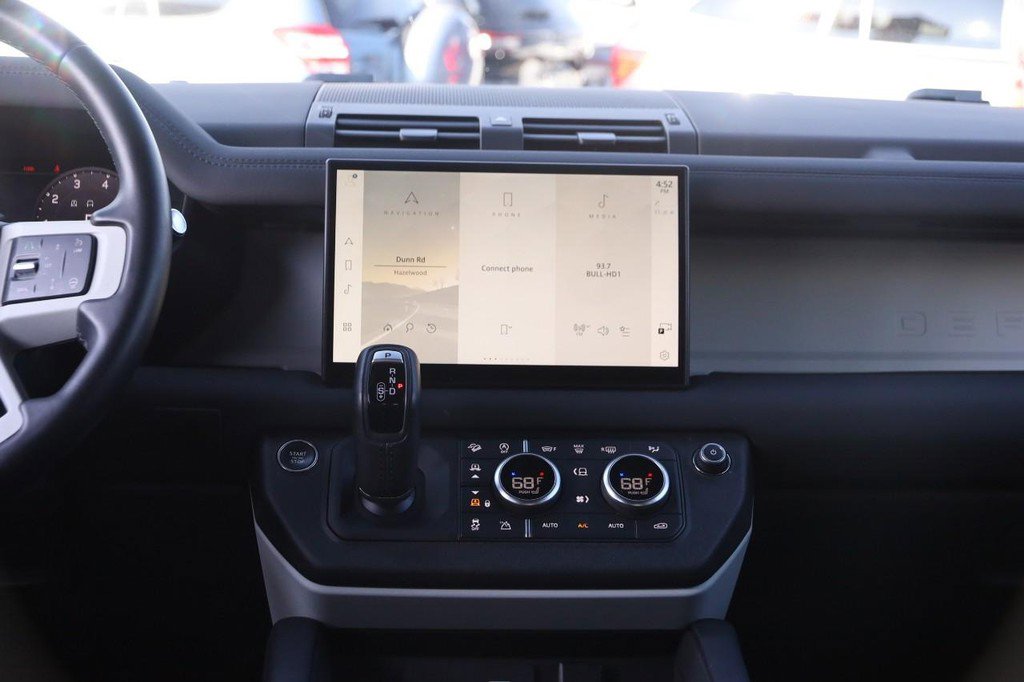 Used 2024 Land Rover Defender 110 SE image 27