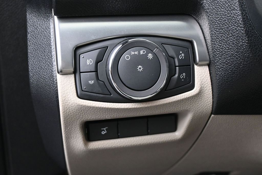 Used 2018 Ford Explorer XLT w/ Equipment Group 202A FWD image 16