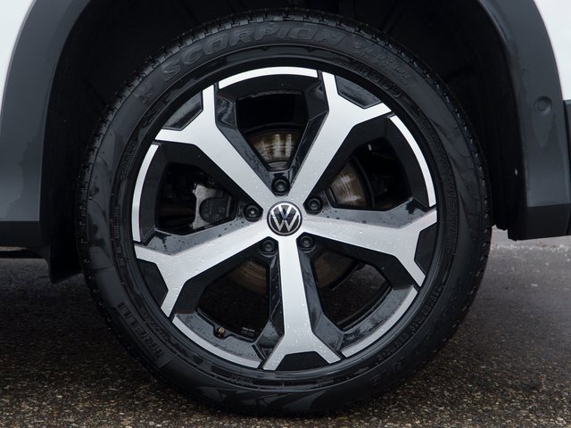 Used 2025 Volkswagen Tiguan SE w/ Panoramic Sunroof Package image 13