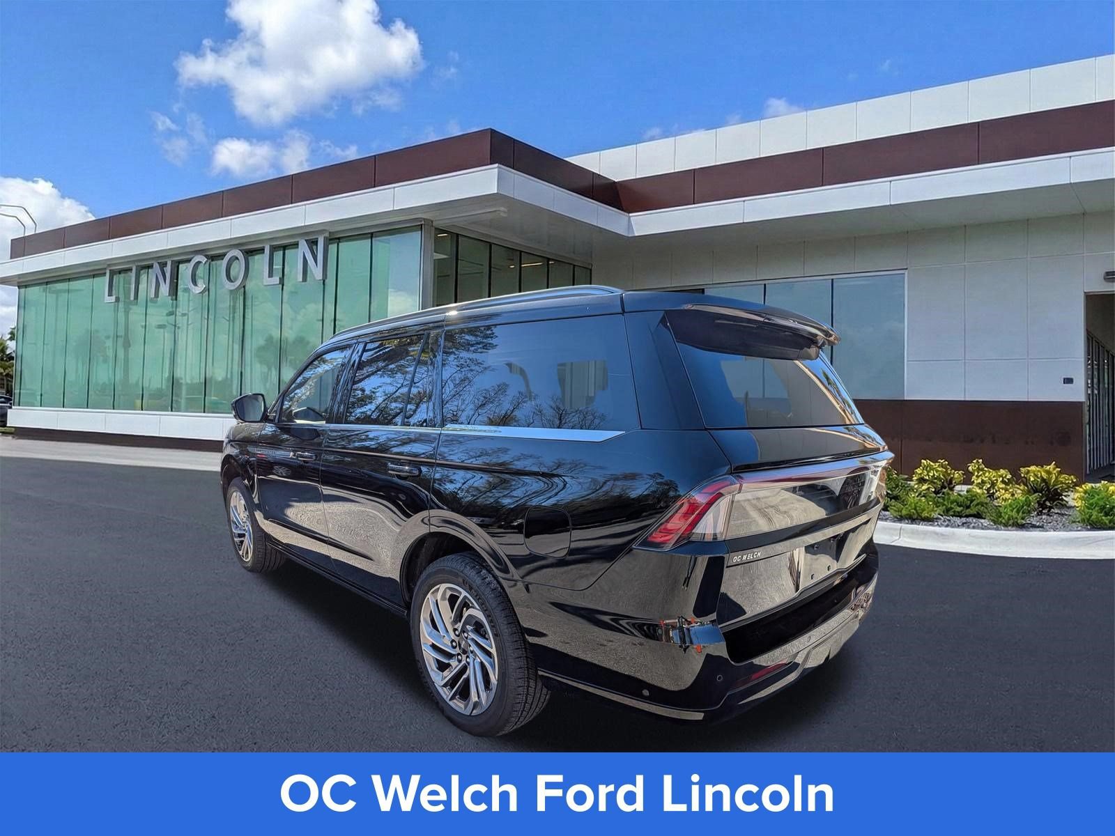 Certified 2025 Lincoln Navigator Reserve AWD/4WD image 7